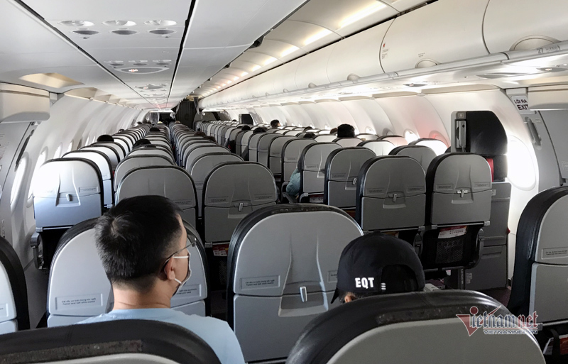 Hàng không vắng khách vì khách hạn chế đi du lịch. Ảnh chụp chuyến bay từ Tuy Hòa (Phú Yên) về Hà Nội ngày 9/2